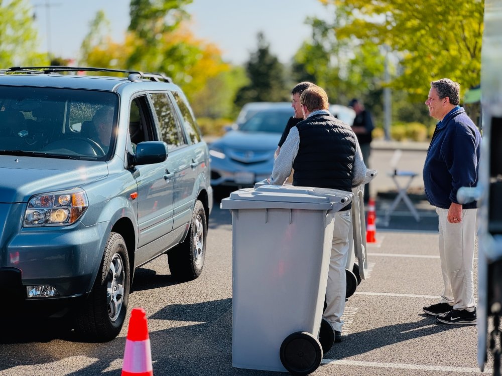 worker and councilmember assist customers